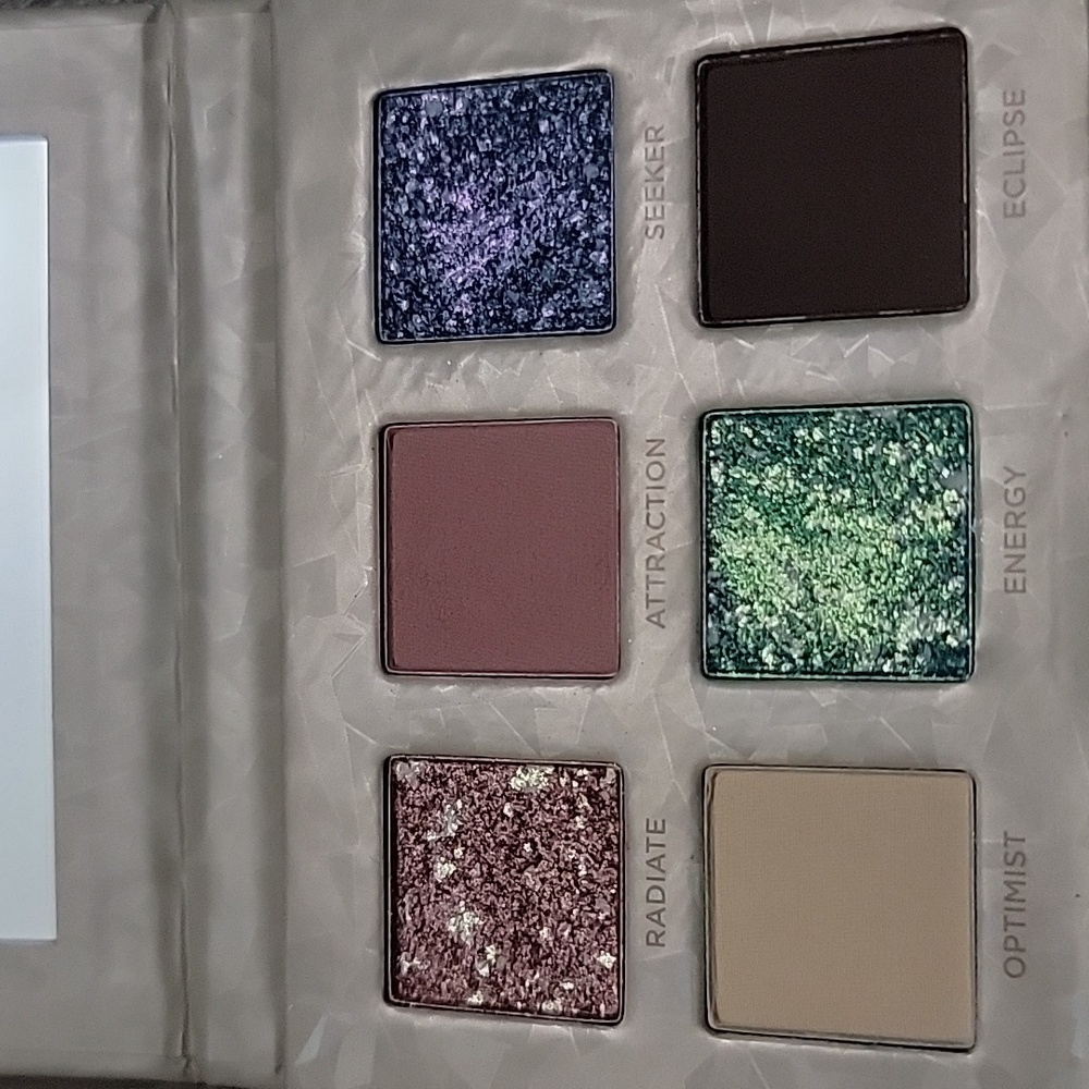 Urban Decay Stoned Vibes Eyeshadow Palette with Glittering Shades - Picture 2 of 4